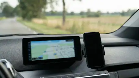 Android Auto تحت الاختبار: هل يقلل التشتت أم ينقل فوضى الهاتف إلى السيارة؟ header